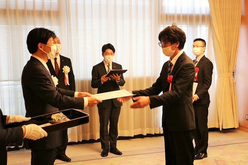 賞状を受け取る難波さん(岡山県教育庁提供)