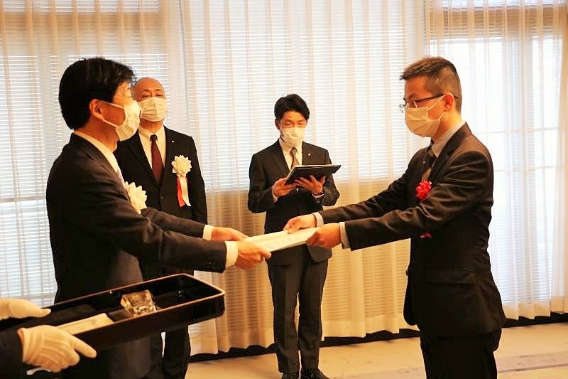 賞状を受け取る朱さん（岡山県教育庁提供）