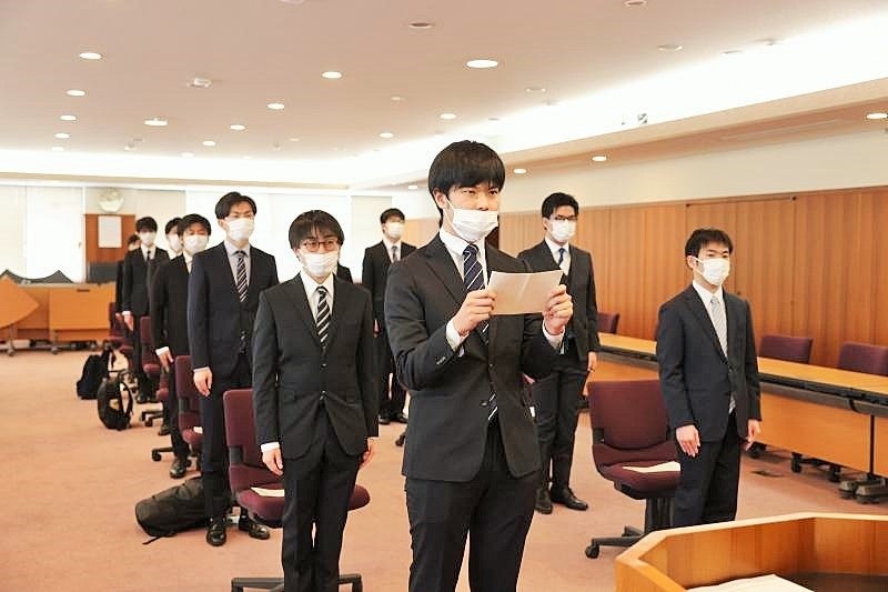 謝辞を述べる日室さん（中央）