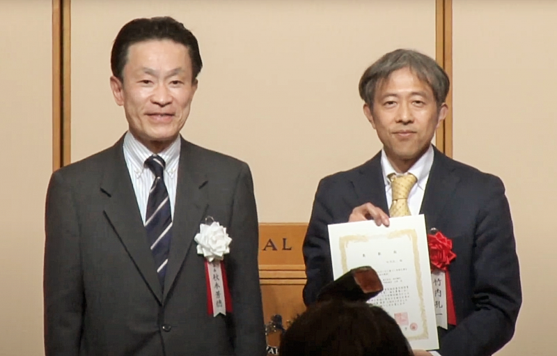 記念撮影　※受賞時・撮影時はマスクを外しています