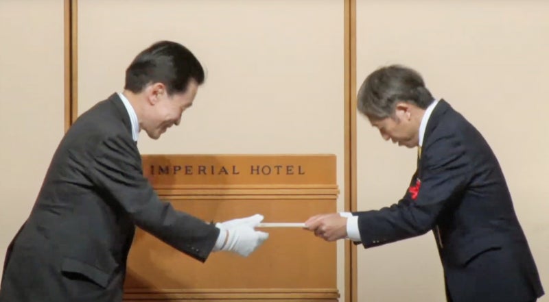 受賞の様子 ※受賞時・撮影時はマスクを外しています