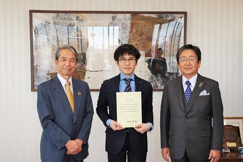 左から槇野前学長、山田研究准教授、那須前理事