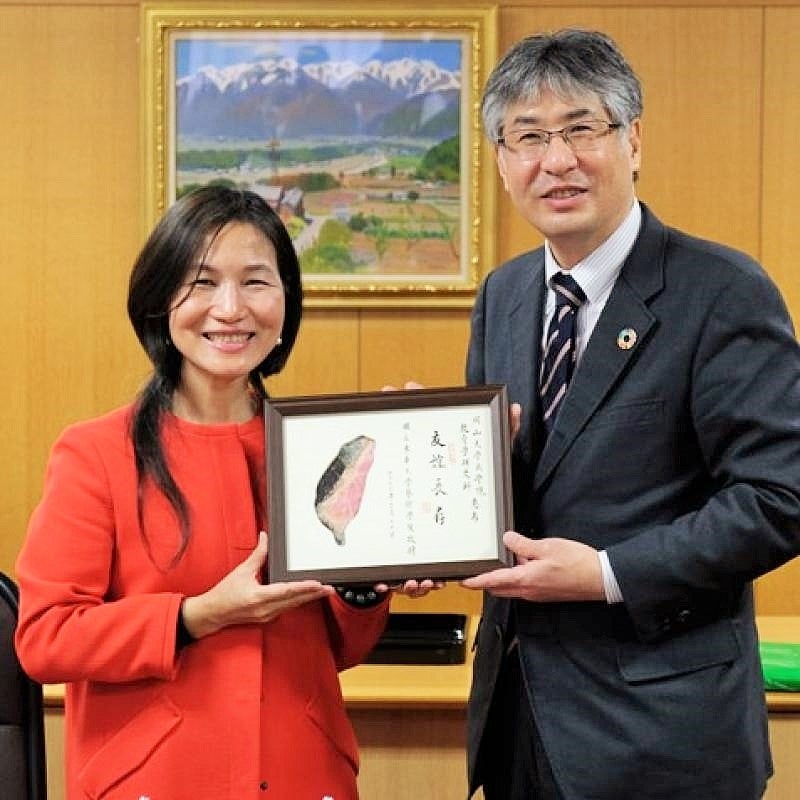 台湾国立東華大学からの記念品授与