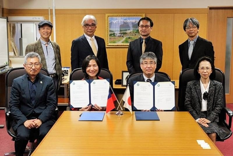 髙瀬学部長(前列左から3人目)と徐秀菊芸術学院院長(前列左から2人目)を囲んでの集合写真
