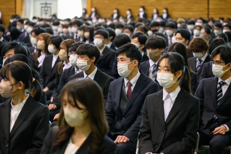 会場での金光賞授賞式に参加する新入生