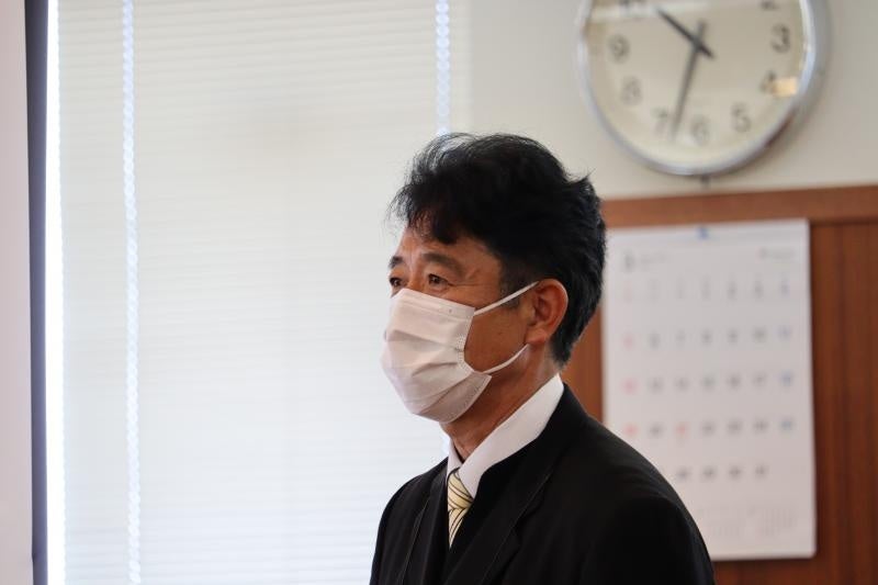 あいさつをする田村義彦部長
