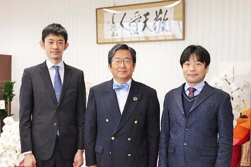 記念写真(右から、関本准教授、那須学長、佐藤助教)