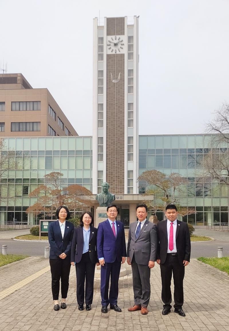 岡山大学を訪れた上海大学医学院の一行