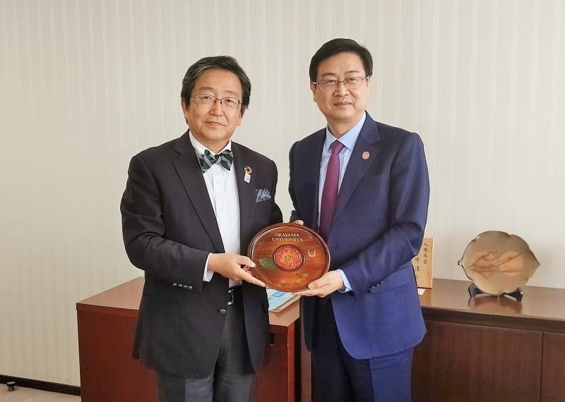 劉斌院長に記念品を贈呈する那須保友学長(左)