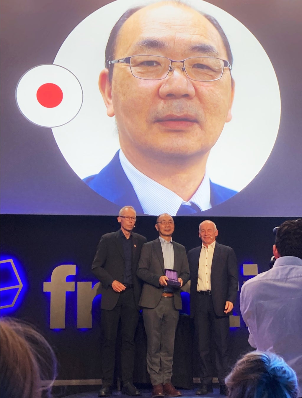 ロックストローム審査委員長(左)からメダルを授与される馬教授(中央)