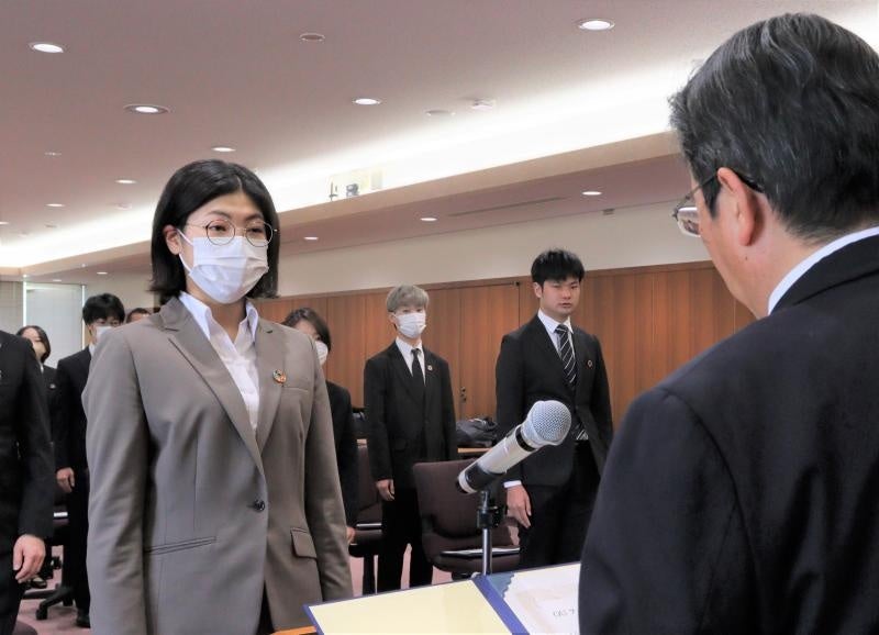 那須保友学長から認定証を受け取る代表者