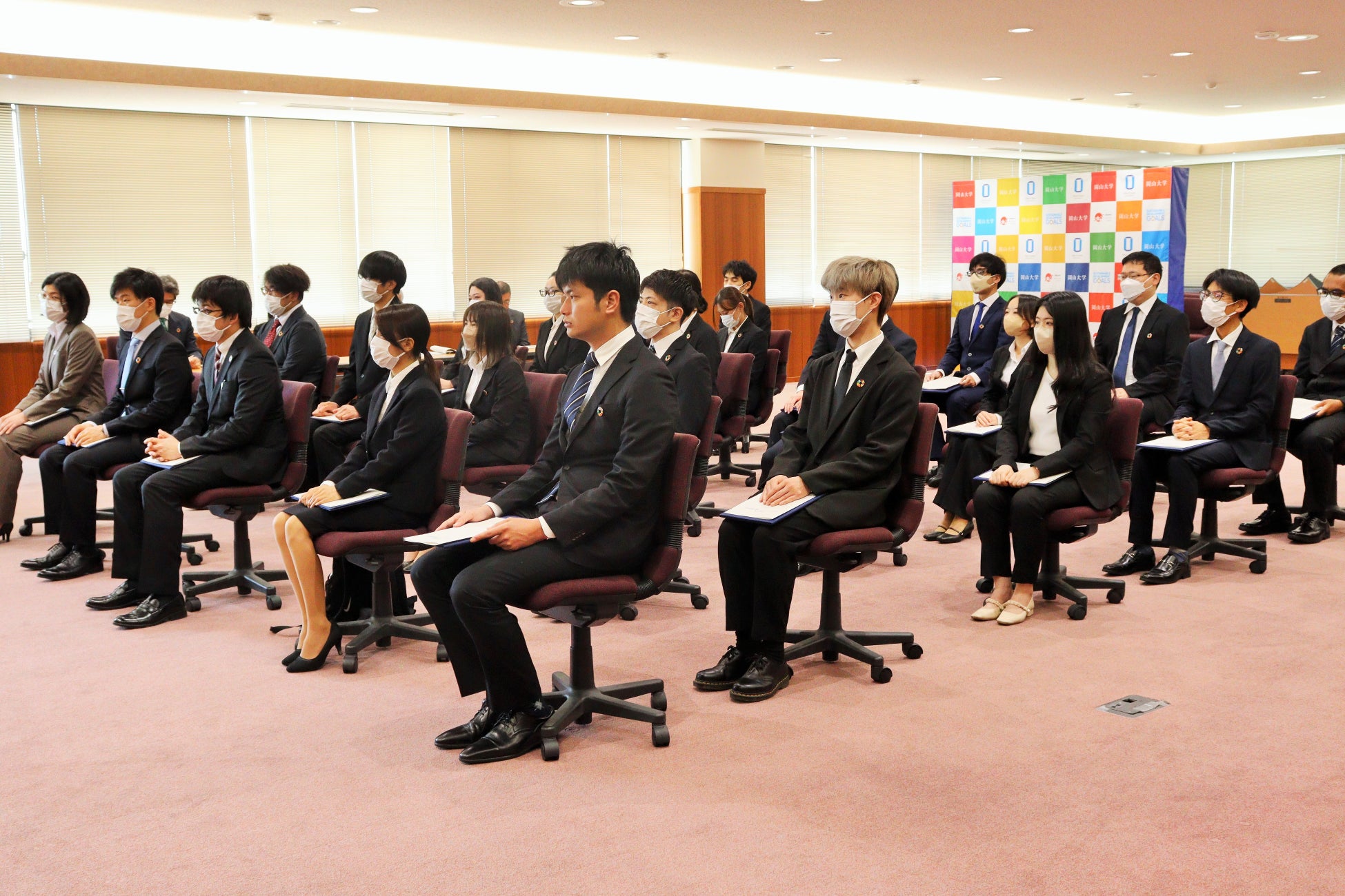 耳を傾ける認定者ら