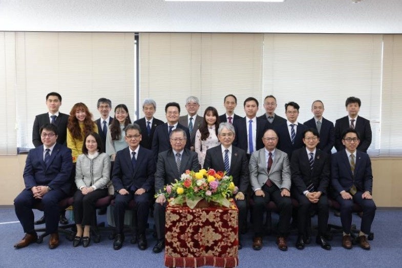 対面式で記念撮影する留学生と里親ら