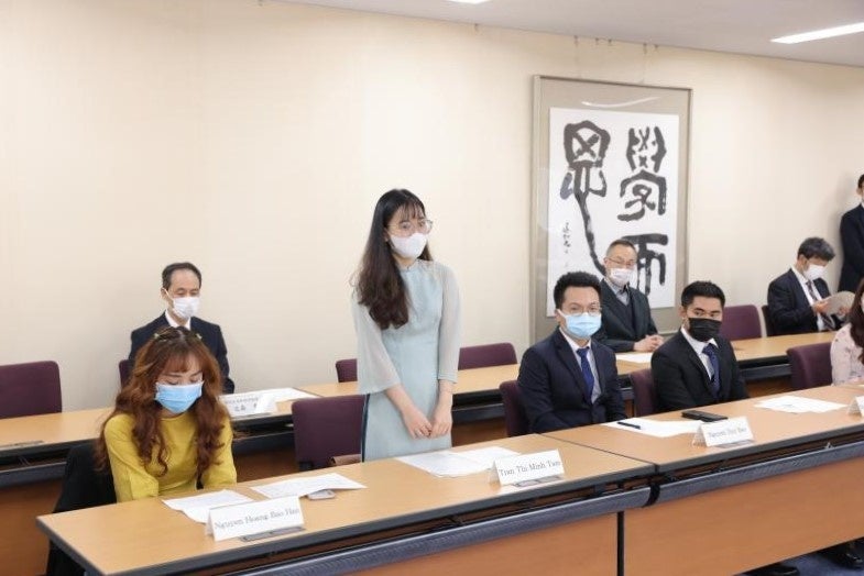 日本語で抱負を語る留学生