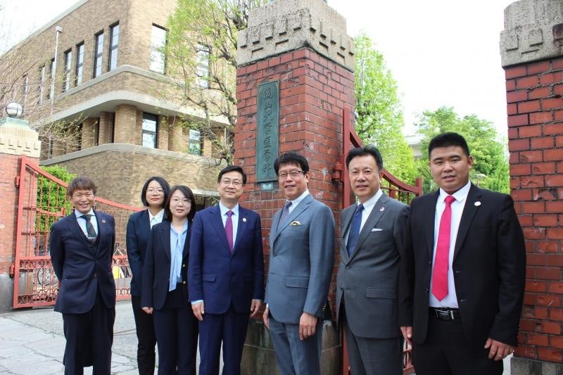 医学部正門前での上海大学一行との記念撮影