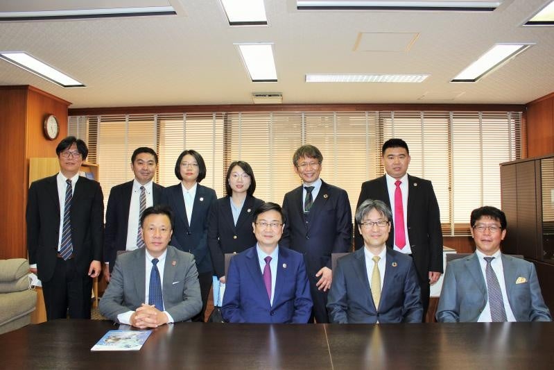 前田理事・病院長らとの記念撮影
