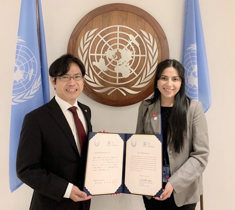 横井副学長（左）とソフィア・ベルムデスさん（右）