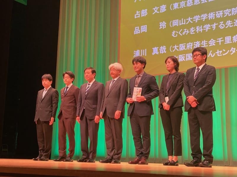 授賞式に登壇する品岡教授(右から3人目)