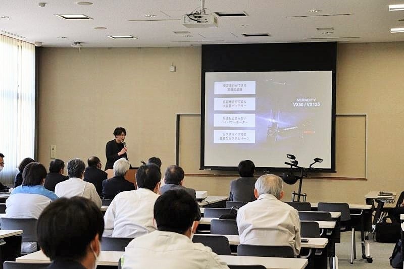 SMZ株式会社の清水代表取締役CEOのプレゼンの様子