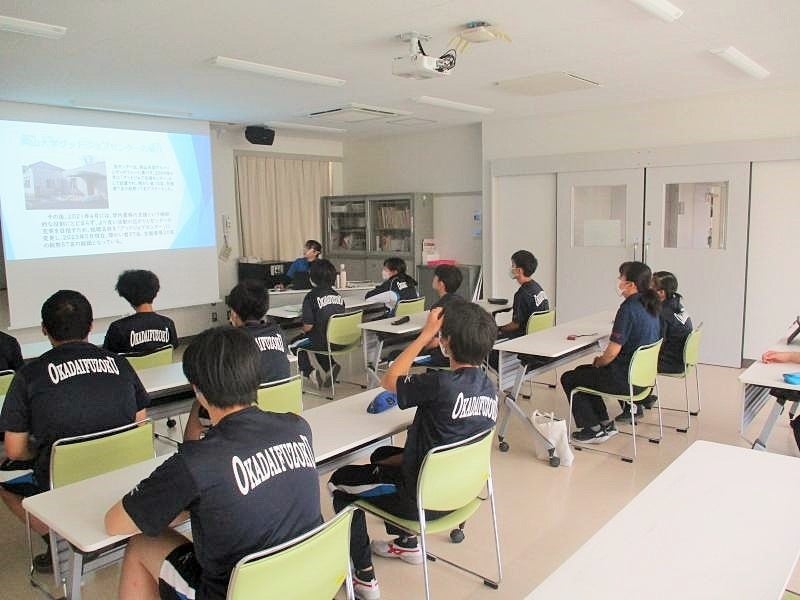 授業を真剣に受ける生徒の様子