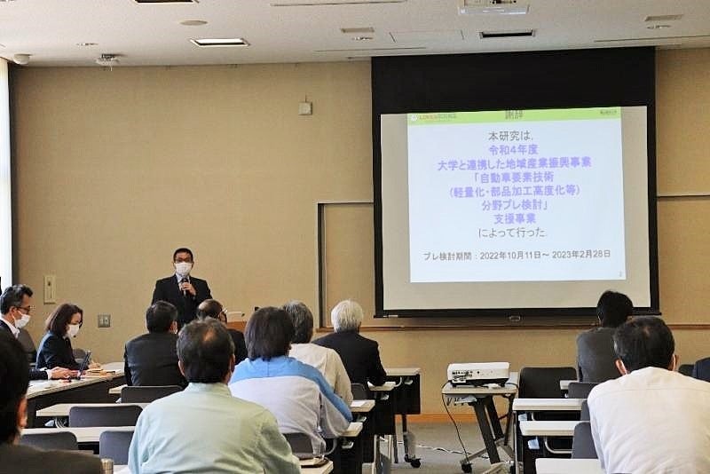 熱心に話を聴く参加者