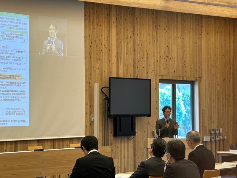 文部科学省初等中等教育局の藤原章夫局長の基調講演の様子