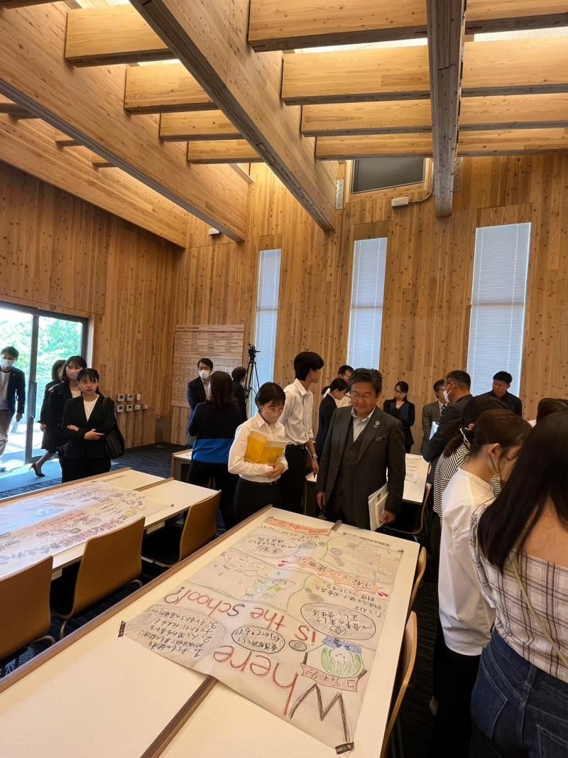 ポスター・ダイアログの様子（那須保友学長と学生）