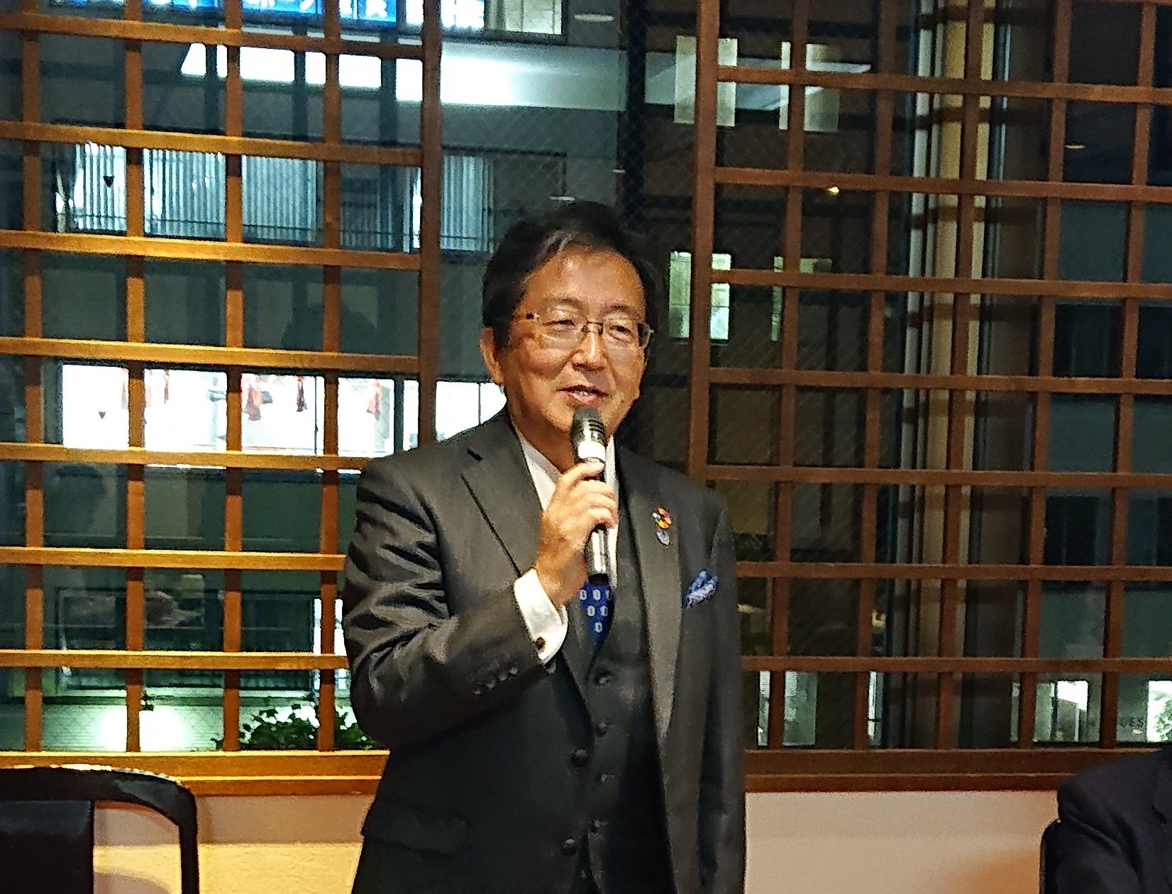 新学長としての挨拶を行う那須保友学長