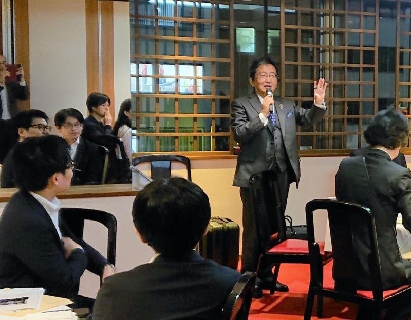 話に耳を傾ける参加者ら