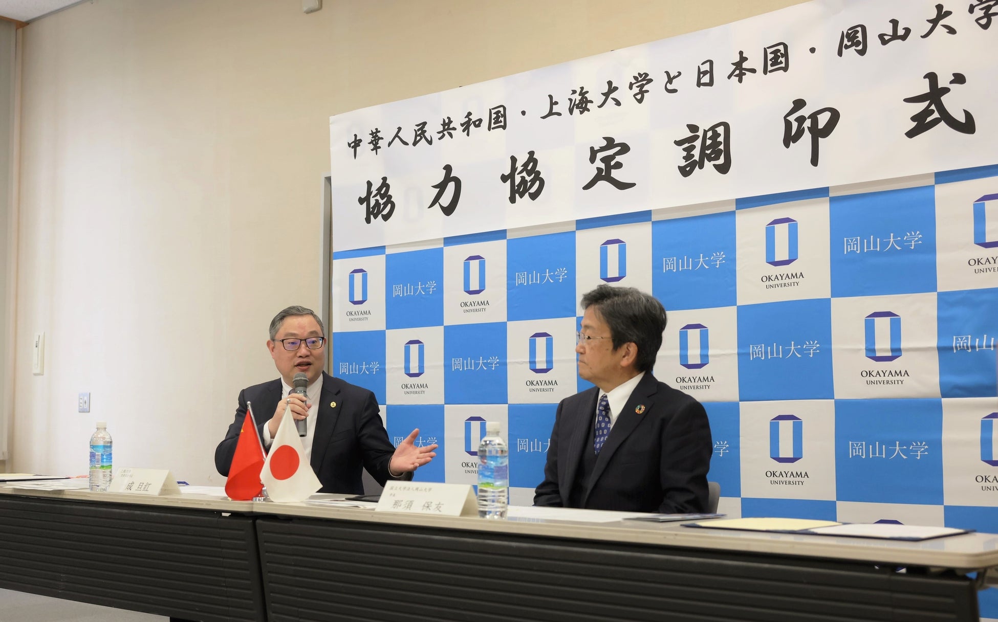 挨拶を行う成党委員会書記