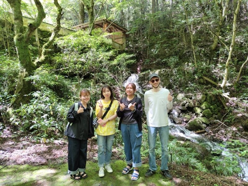 左からKoseeyaumpornさん（タイ）、Rongさん（中国）、Namniyomさん（ラオス）、Toonenさん（オランダ）