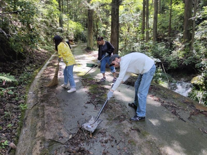 滝に続く道の整備作業