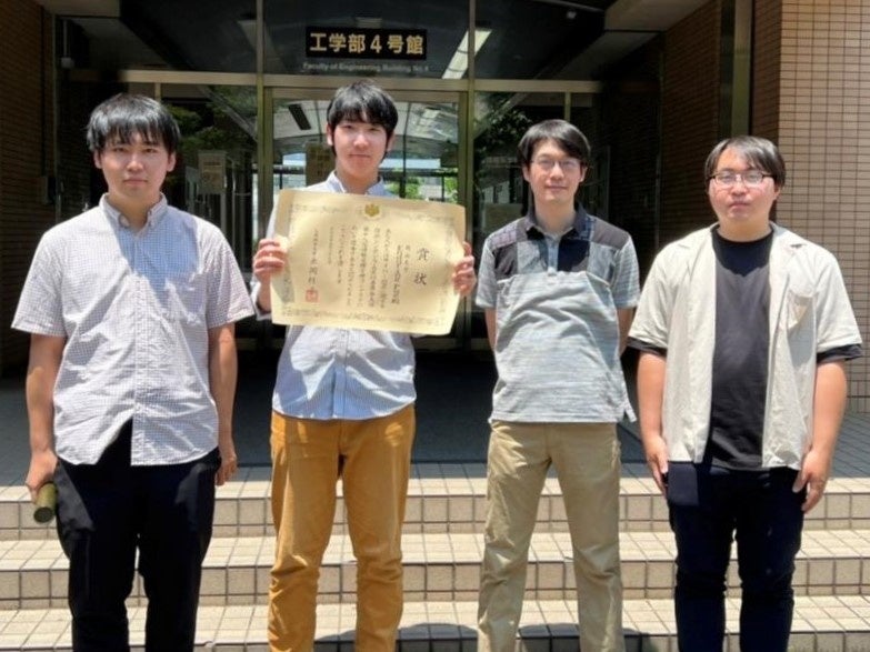 (左より)文部科学大臣賞を受賞した道下さん、戎 さん、岡山さん、神保 さん