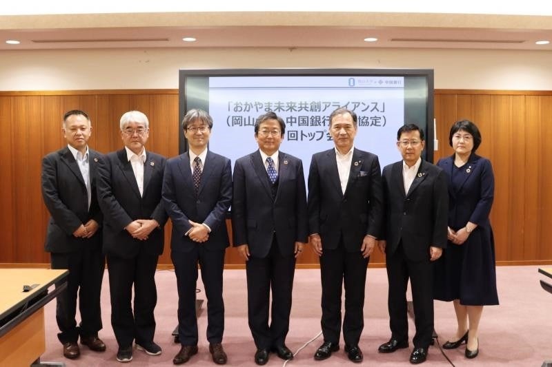 関係者の集合写真