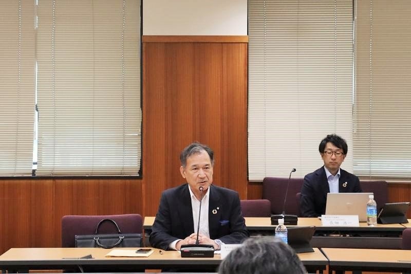 閉会あいさつをする加藤取締役頭取