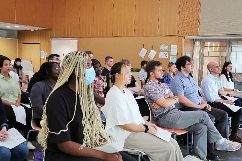 熱心に話を聞くCLS学生