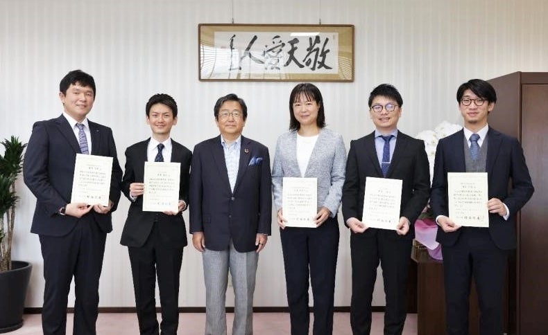 （左から）藤村研究准教授、平井研究准教授、那須学長、辻本研究准教授、中道研究准教授、河合研究准教授