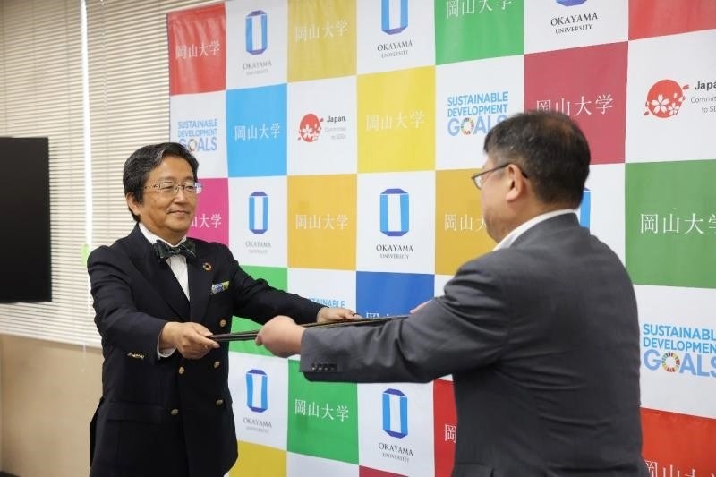 松尾中国本部長(右)から感謝状受け取る那須学長