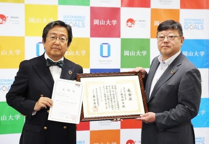 感謝状と委嘱状を掲げての記念写真