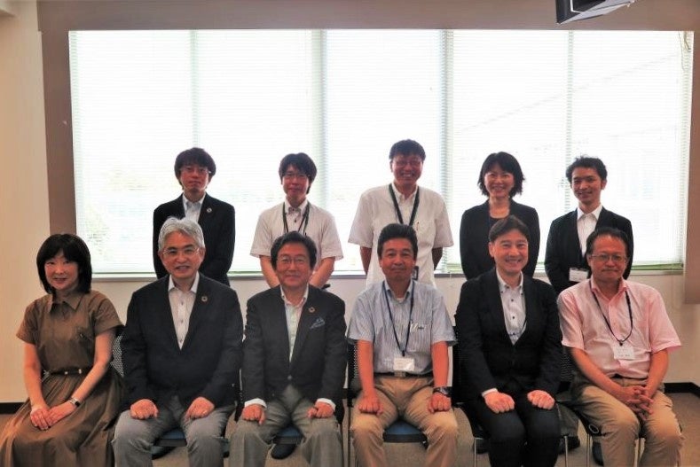 外部評価委員と本学関係者の記念写真　※大浦准教授はオンライン参加