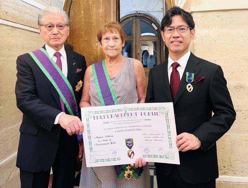 フランス社会功労奨励章総本部事務局長ニコラ・ブデル氏(中央)、同日本・仏国代表・立松弘臣氏(左)と記念撮影