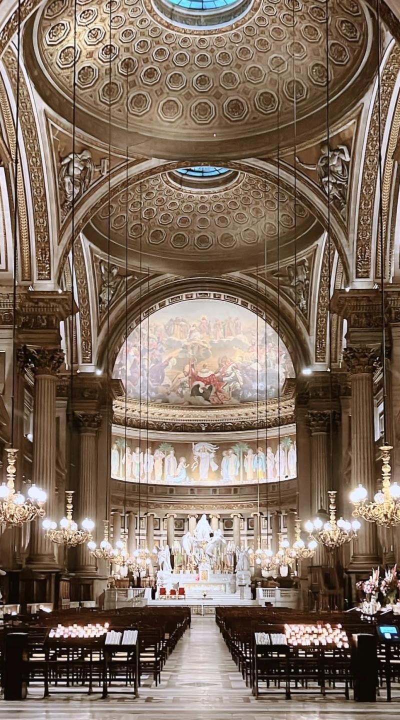 叙勲式が催された世界遺産のマドレーヌ寺院（前方は「聖女マグダラのマリア像」）