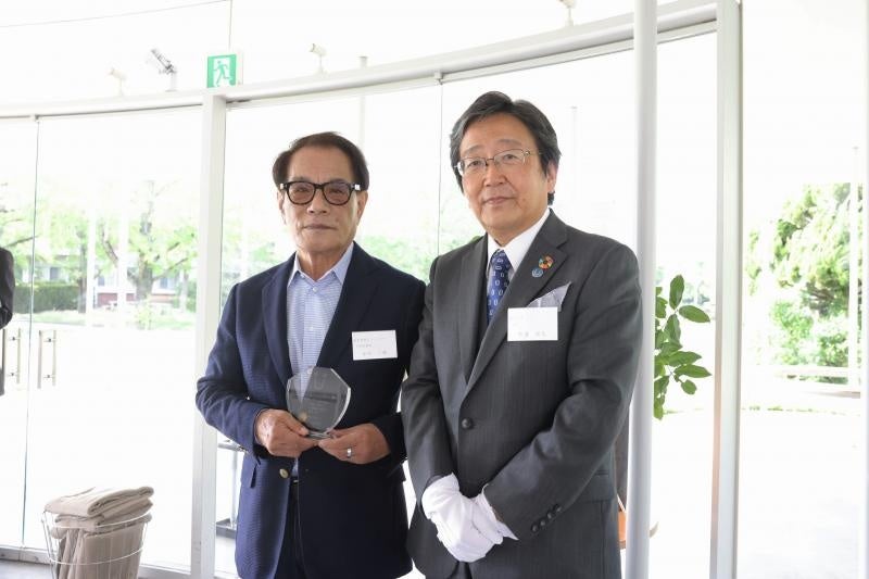 感謝の楯贈呈後の記念撮影