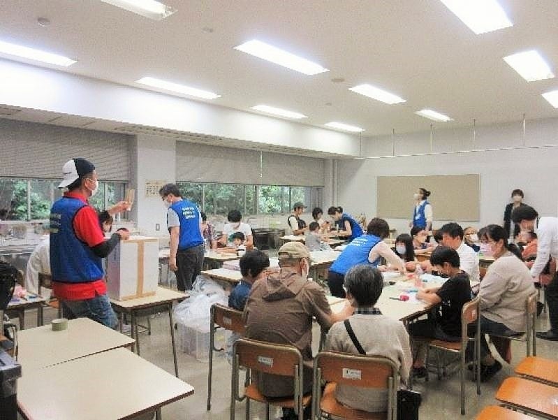 作り方を説明している様子