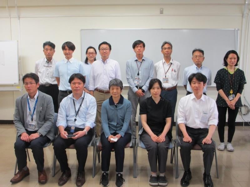 関係者らの集合写真（楢崎受講生（前列右）、塚野受講生（前列右から2番目））