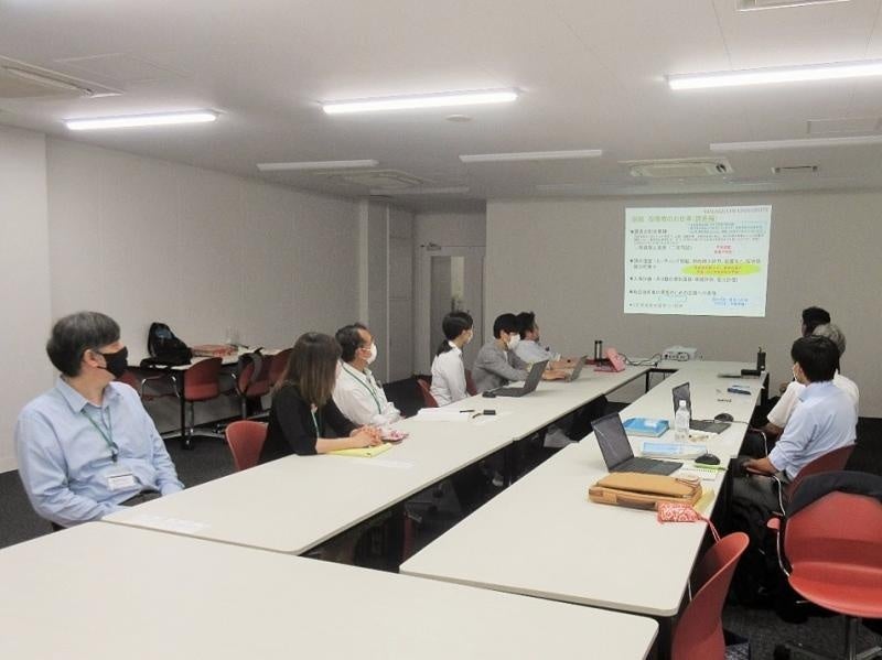 河元部長から山口大学総合技術部の説明を受ける本学総合技術部技術系管理職ら