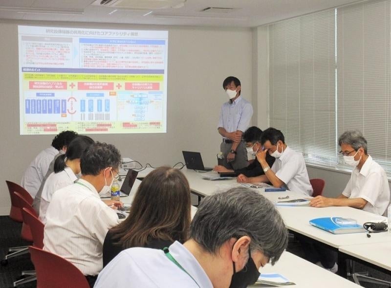 岡山大学総合技術部について説明する堀課長（中央）