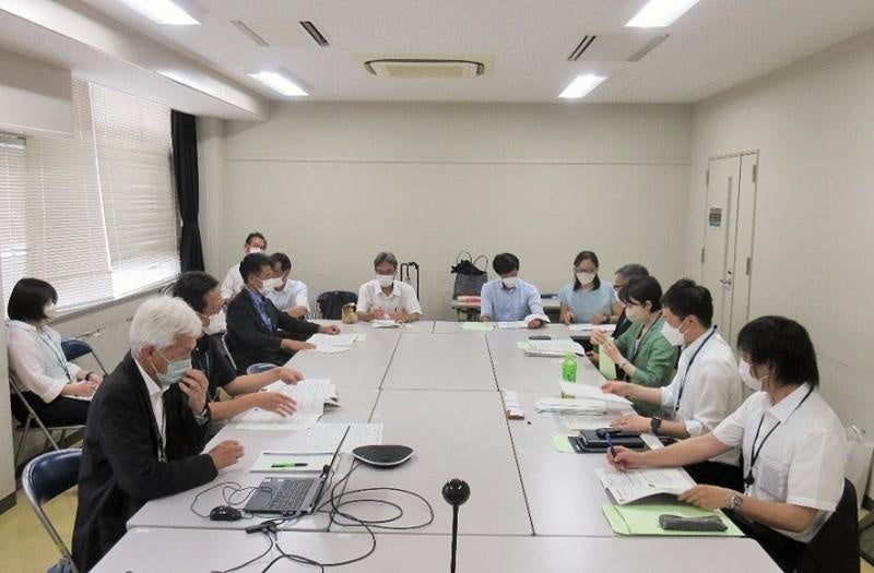 リサーチファシリティマネジメントセンターの渡邉事務室長と本学研究協力課、総合技術部管理職らとの意見交換