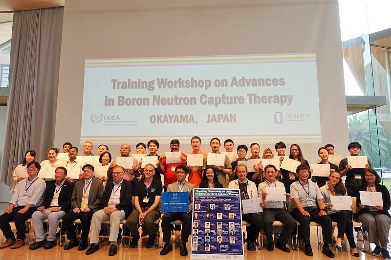 IAEA修了証授与後の記念撮影