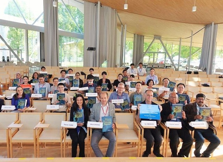 BNCTの本(IAEA発刊2023年6月)を持っての集合写真